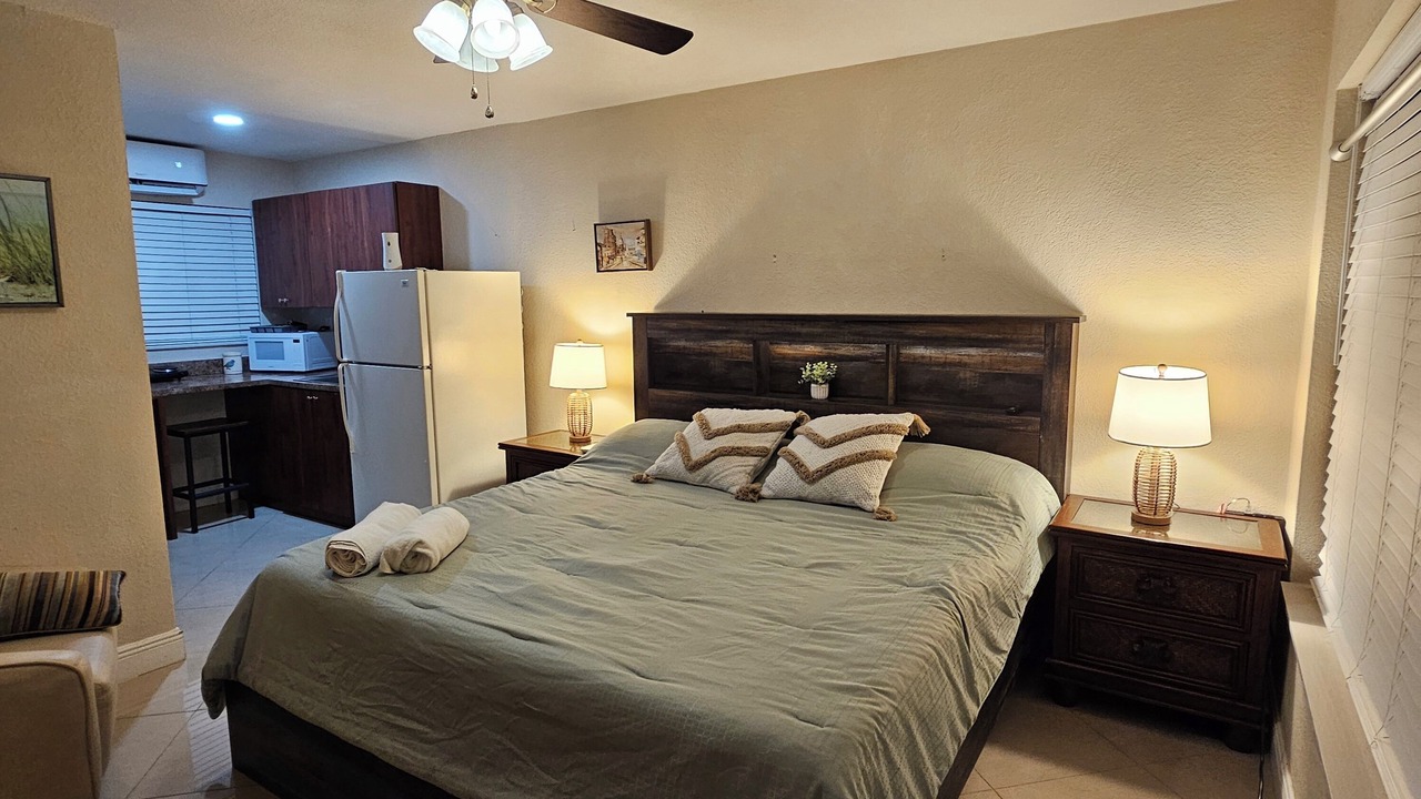 Photo of Bedroom in Central Oakland Park