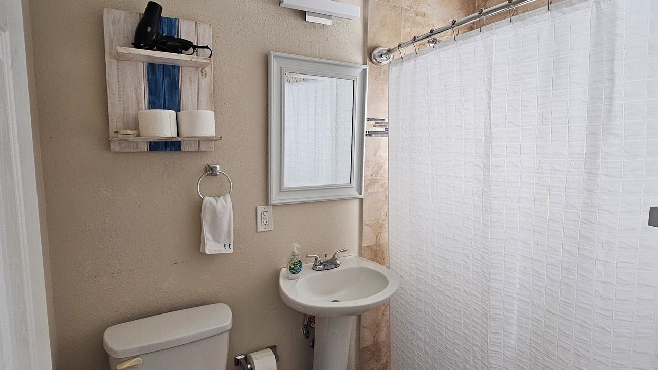 Photo of Bathroom in Central Oakland Park