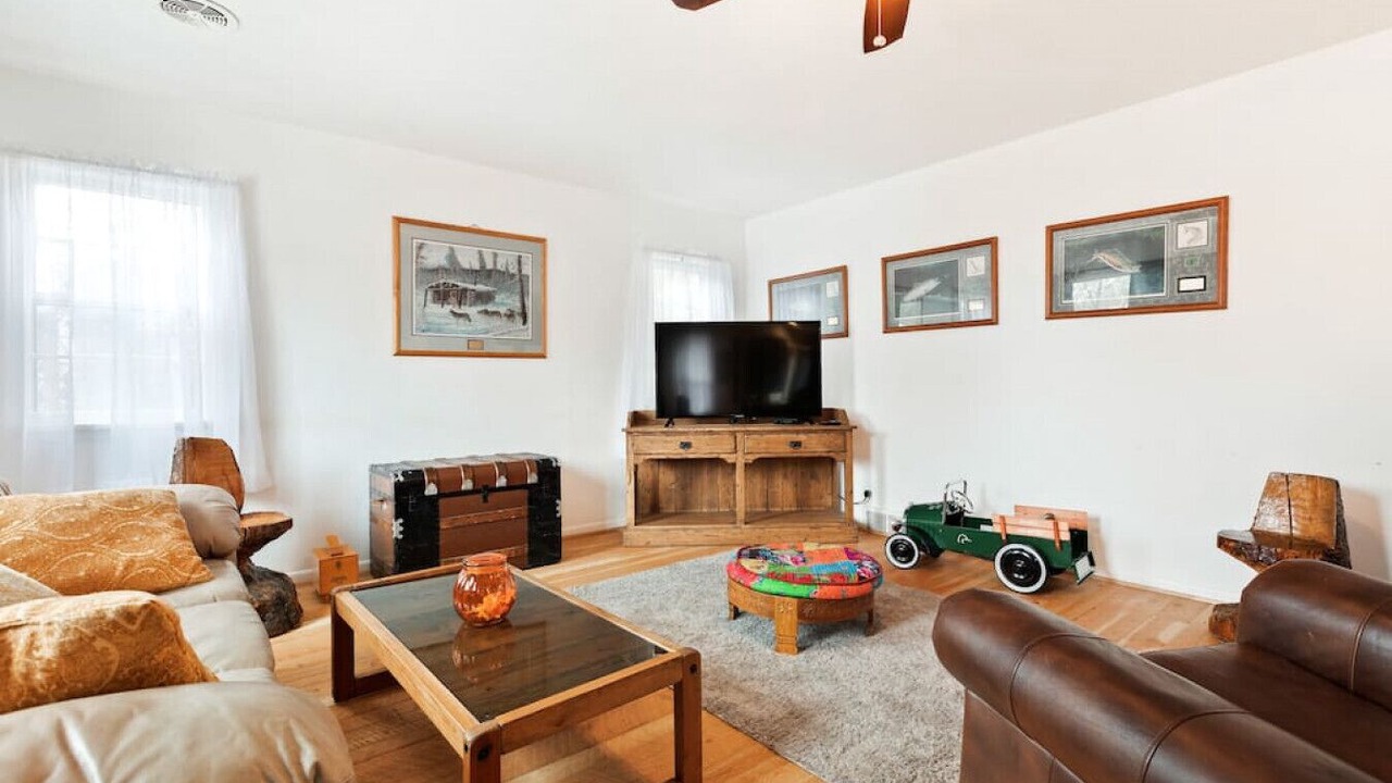 Photo of Livingroom in Central - Terry