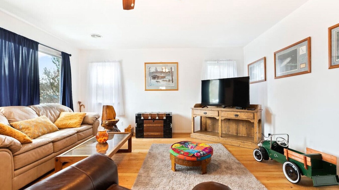 Photo of Livingroom in Central - Terry