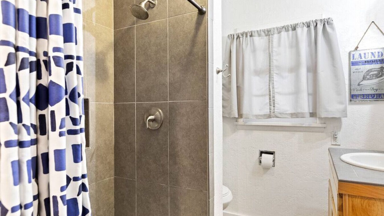 Photo of Bathroom in Central - Terry