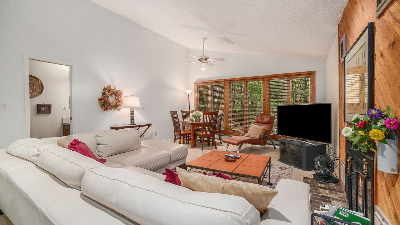 Photo of Livingroom in Maple City