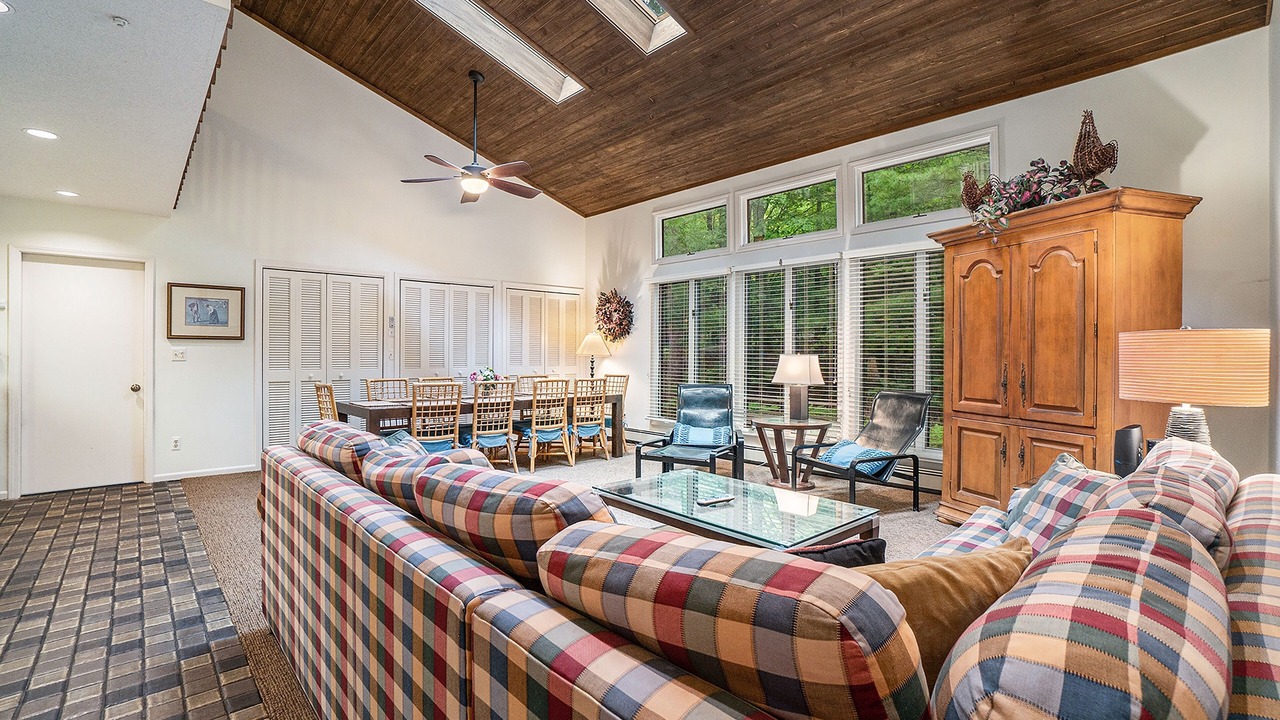 Photo of Livingroom in Maple City