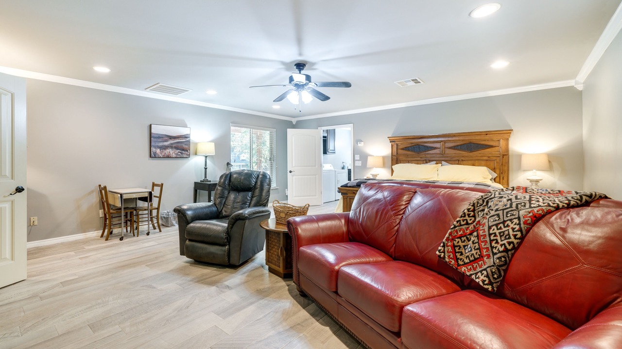Photo of Livingroom in Ada