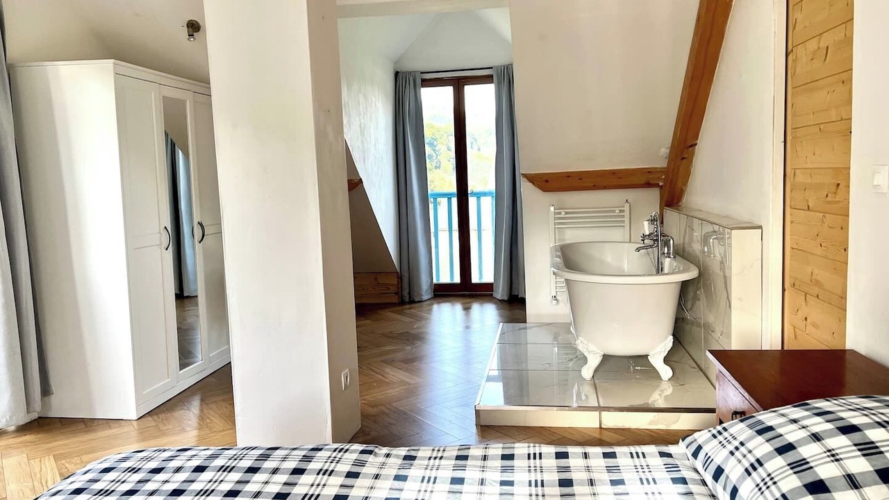 Photo of Bedroom in Campan