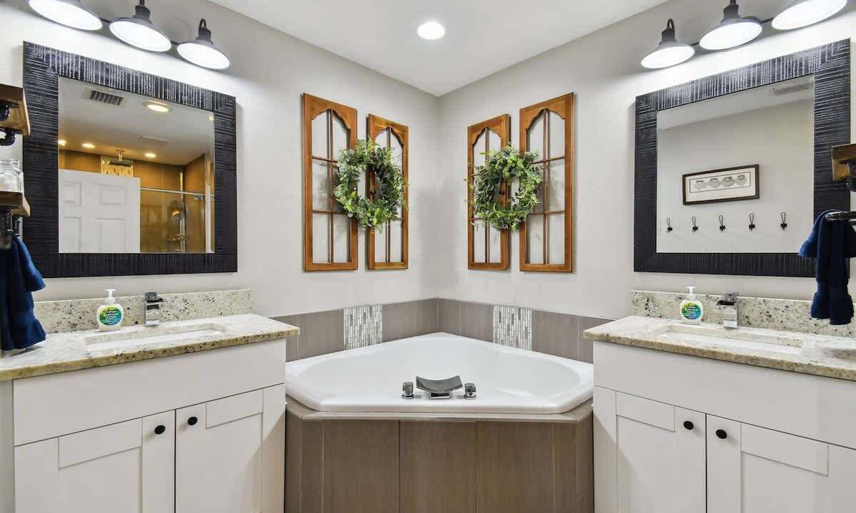 Photo of Bathroom in Lake Magdalene