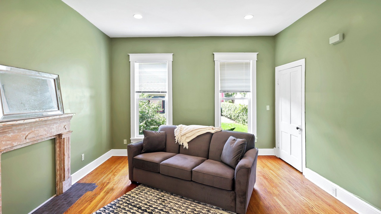 Photo of Livingroom in Front Park