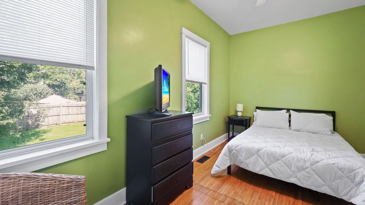 Photo of Bedroom in Front Park