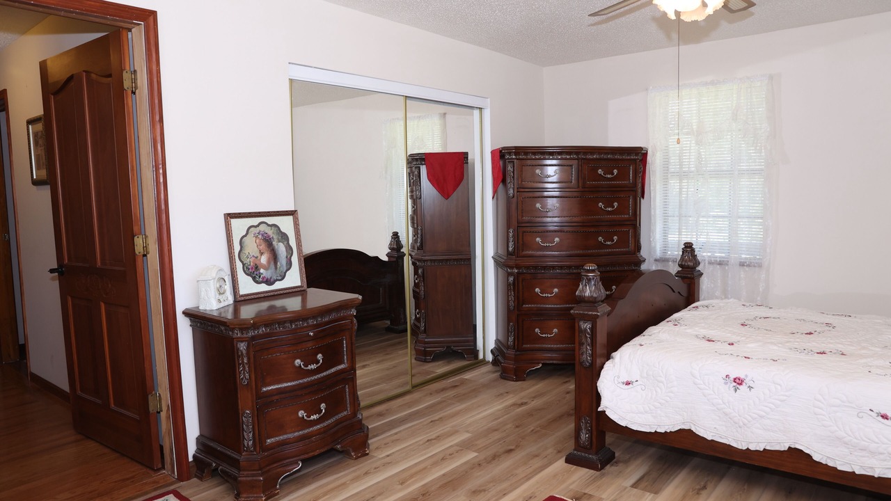 Photo of Bedroom in Leasburg