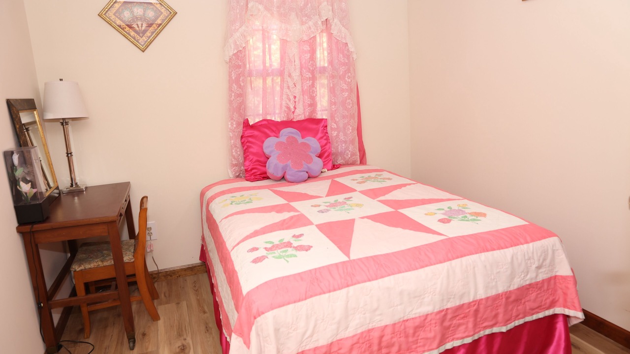 Photo of Bedroom in Leasburg
