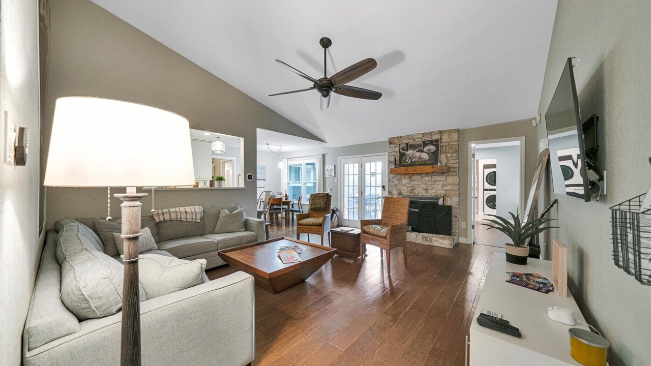 Photo of Livingroom in East Oak Hill