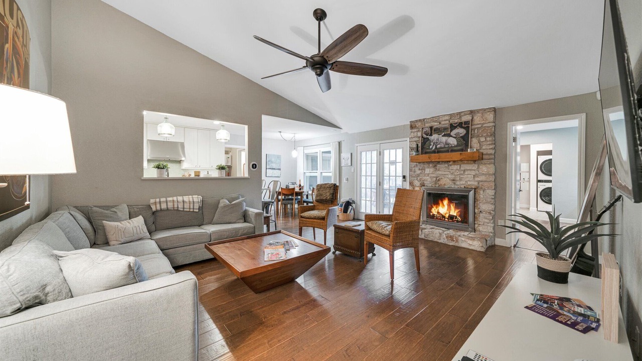 Photo of Livingroom in East Oak Hill
