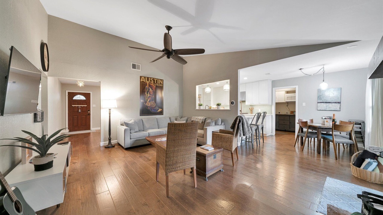 Photo of Livingroom in East Oak Hill