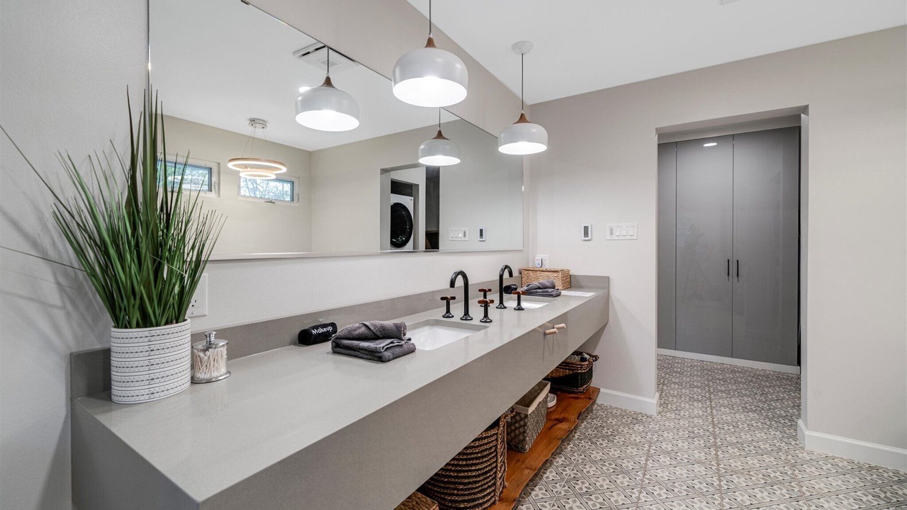 Photo of Bathroom in East Oak Hill
