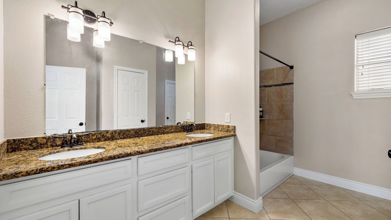 Photo of Bathroom in Cloverleaf