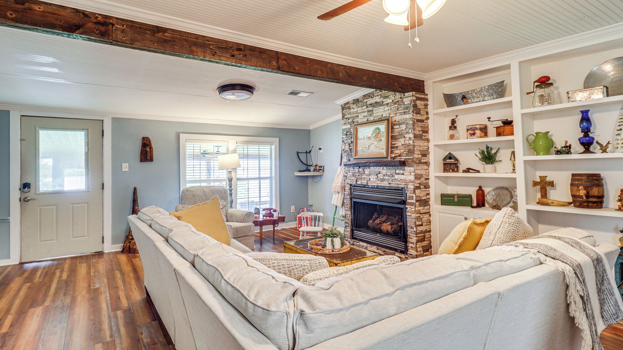 Photo of Livingroom in Jonesville