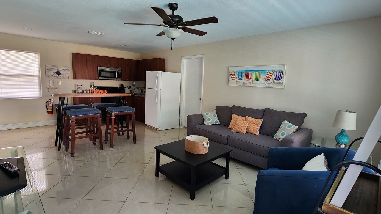 Photo of Livingroom in Central Oakland Park