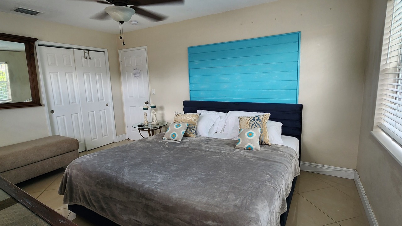 Photo of Bedroom in Central Oakland Park