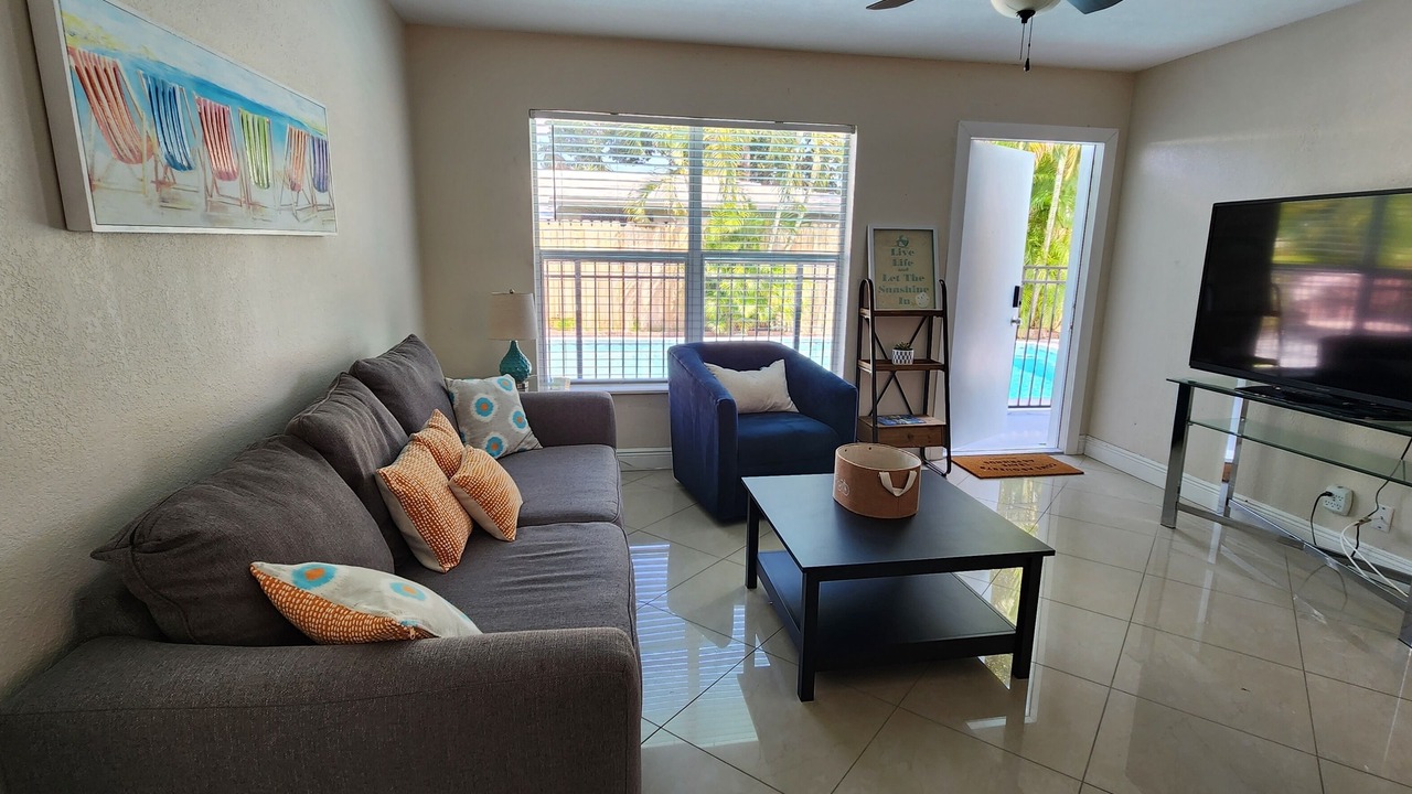 Photo of Livingroom in Central Oakland Park