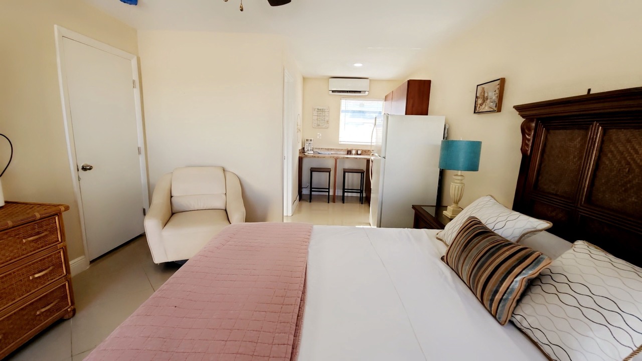 Photo of Bedroom in Central Oakland Park