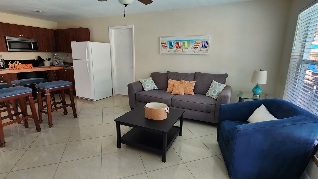 Photo of Livingroom in Central Oakland Park