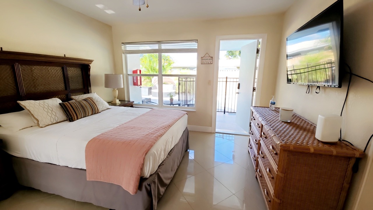 Photo of Bedroom in Central Oakland Park