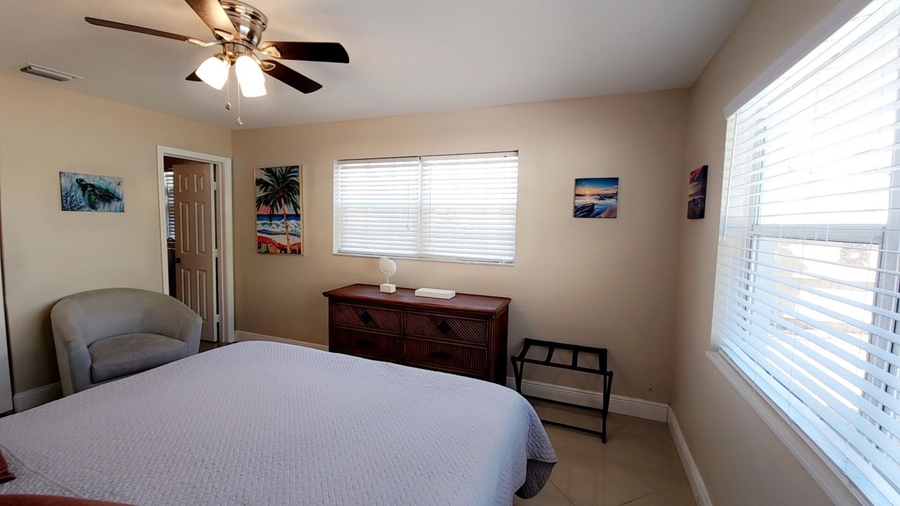 Photo of Bedroom in Central Oakland Park
