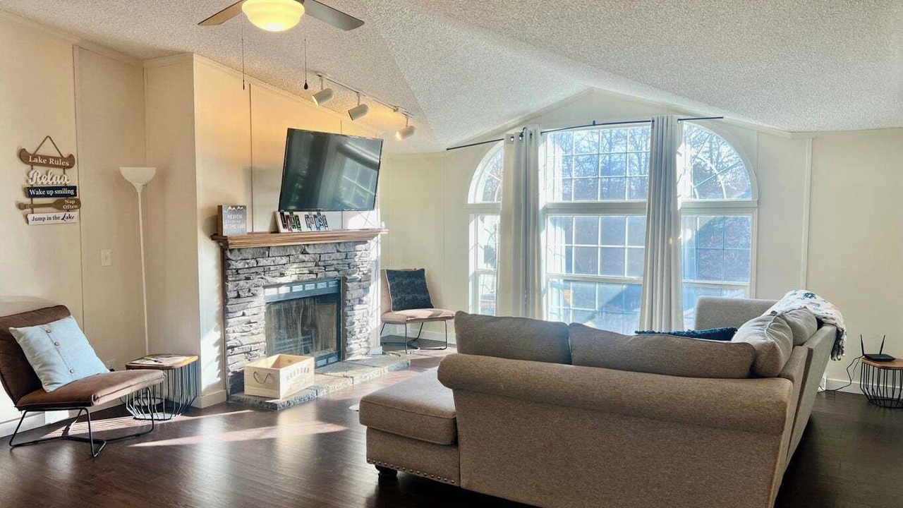 Photo of Livingroom in Lenox