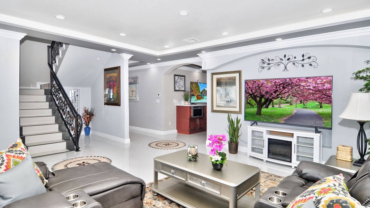 Photo of Livingroom in Midway City