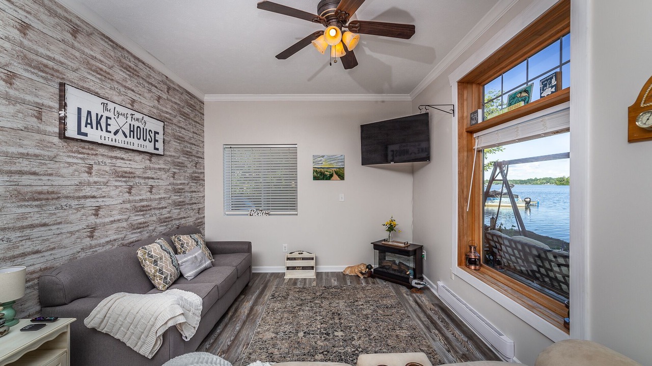 Photo of Livingroom in Delton