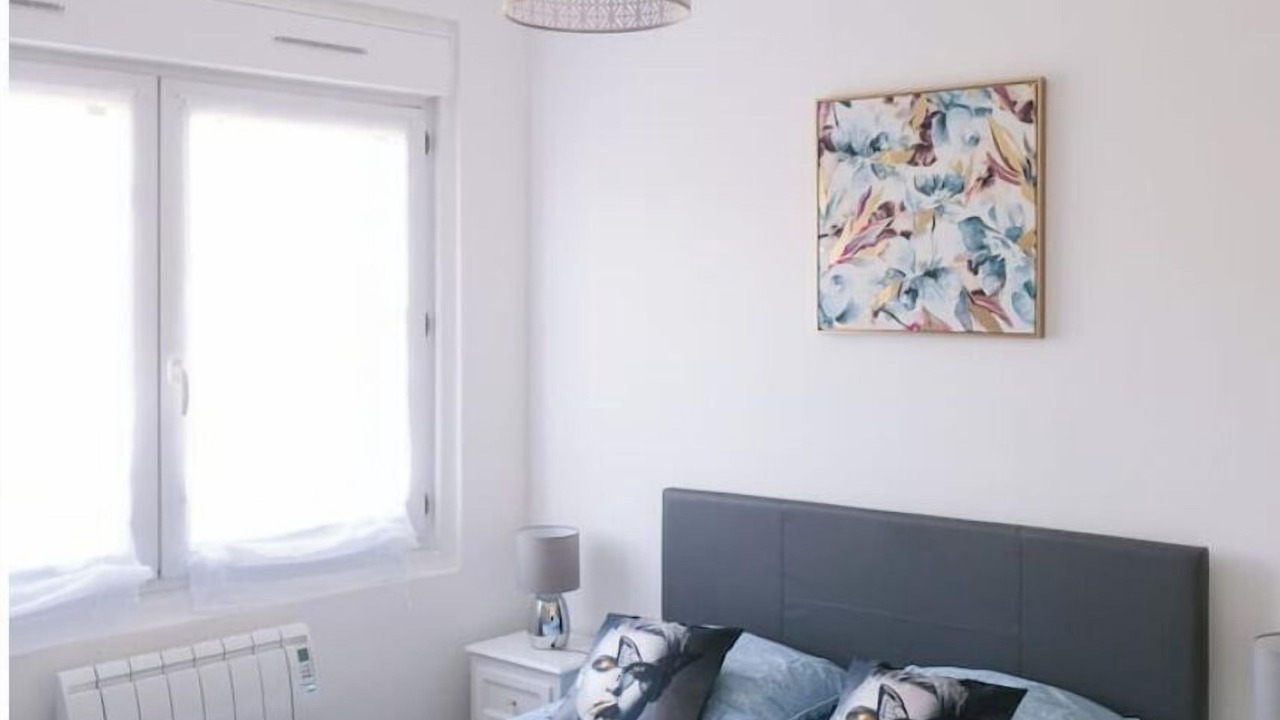 Photo of Bedroom in Lens