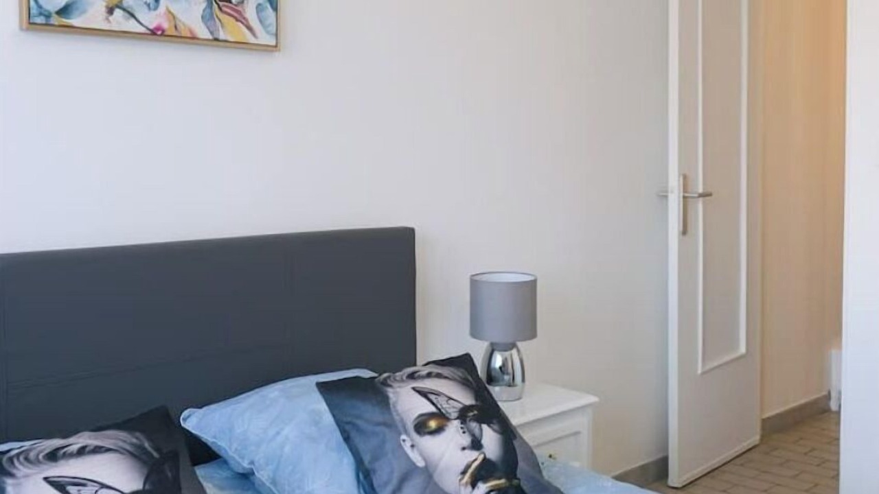 Photo of Bedroom in Lens
