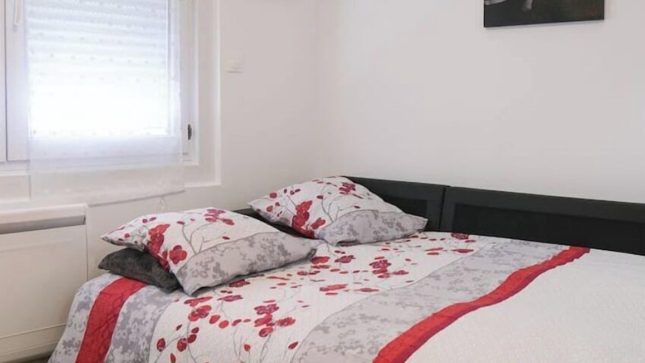 Photo of Bedroom in Lens