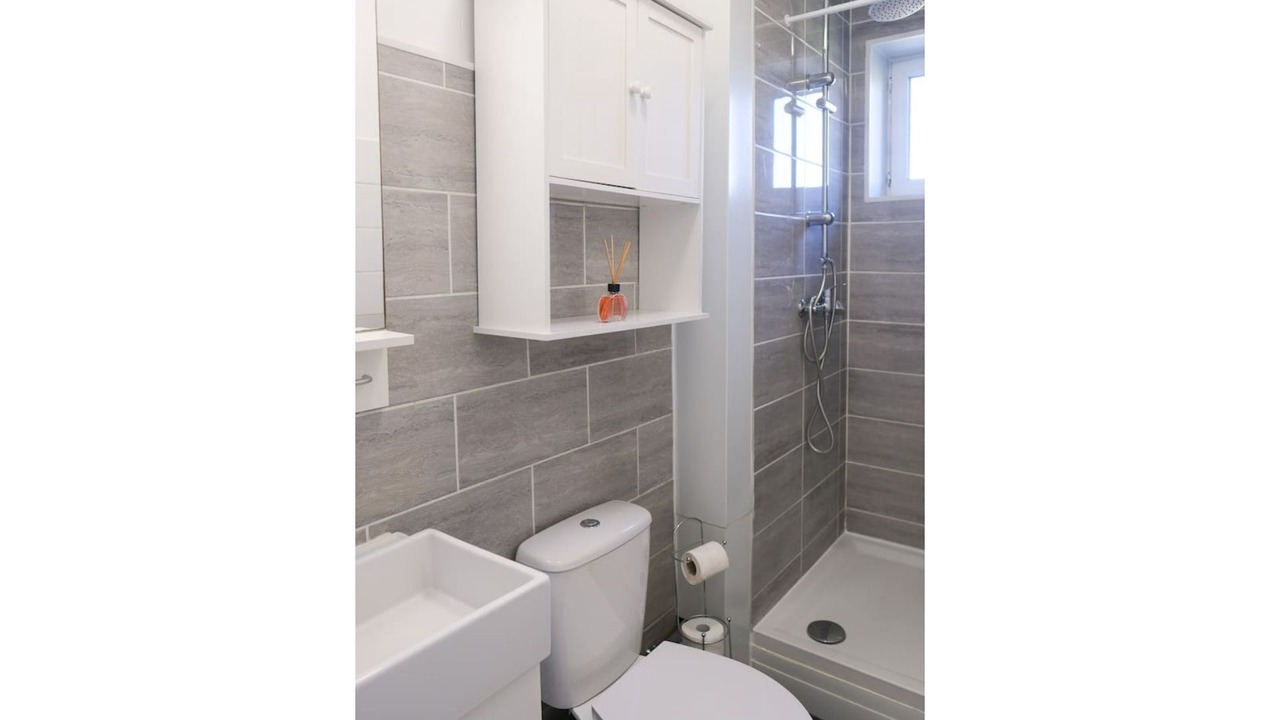 Photo of Bathroom in Lens