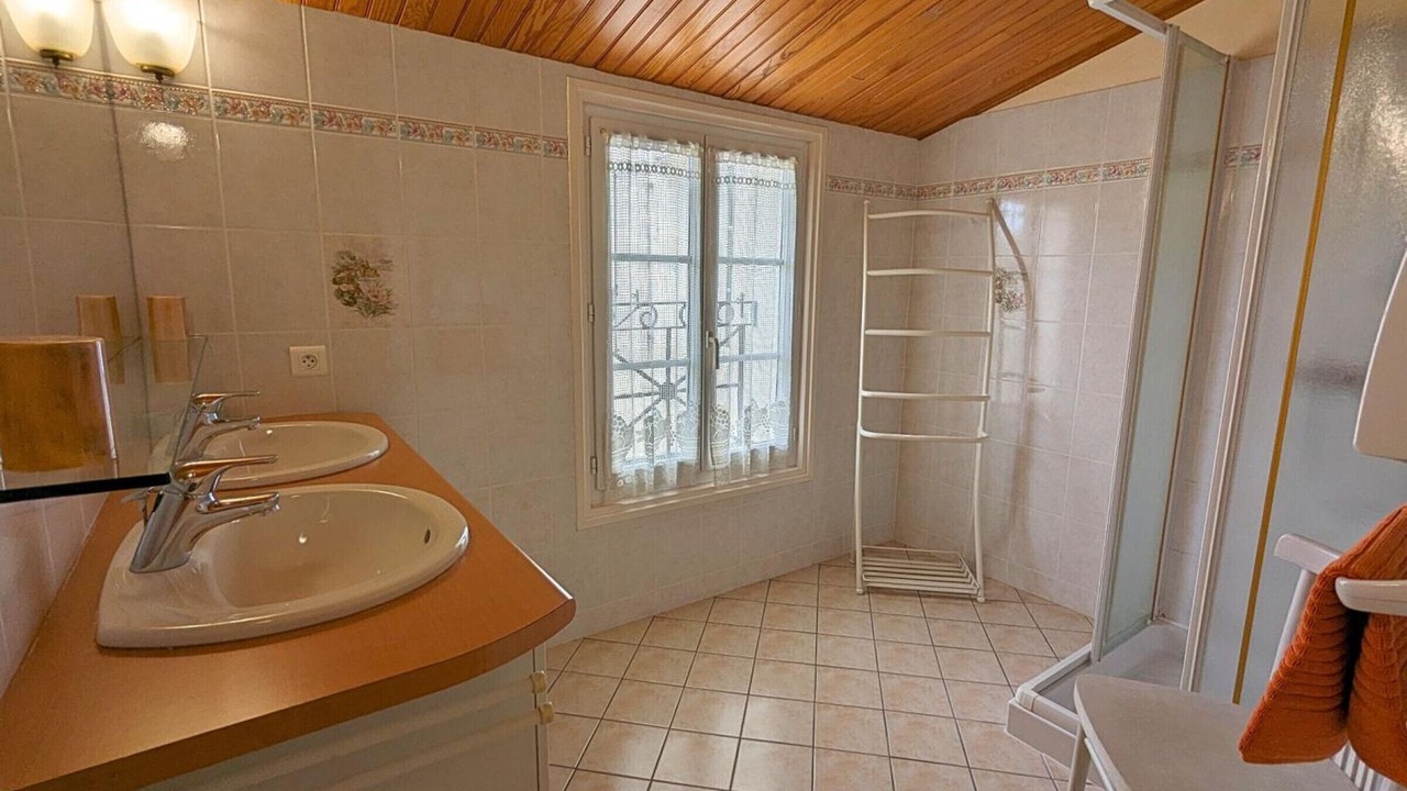 Photo of Bathroom in Saint-Genis-d'Hiersac