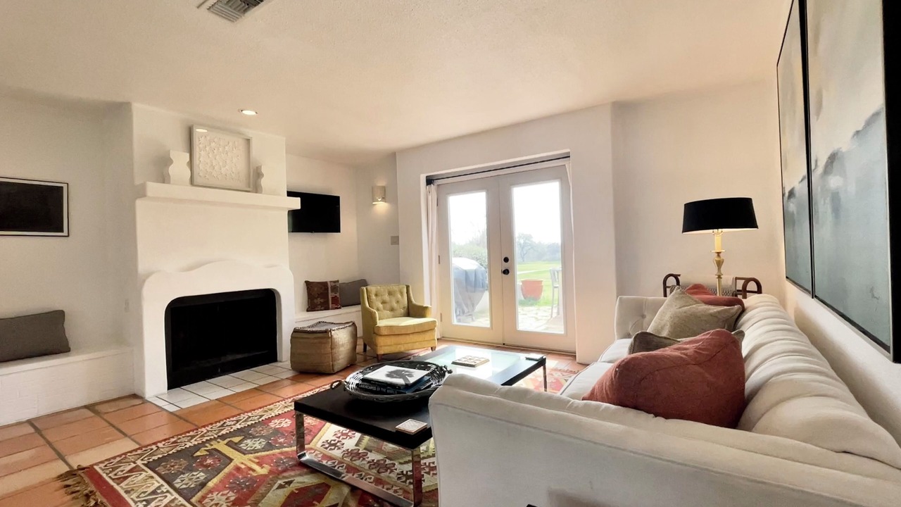 Photo of Livingroom in Horseshoe Bay West