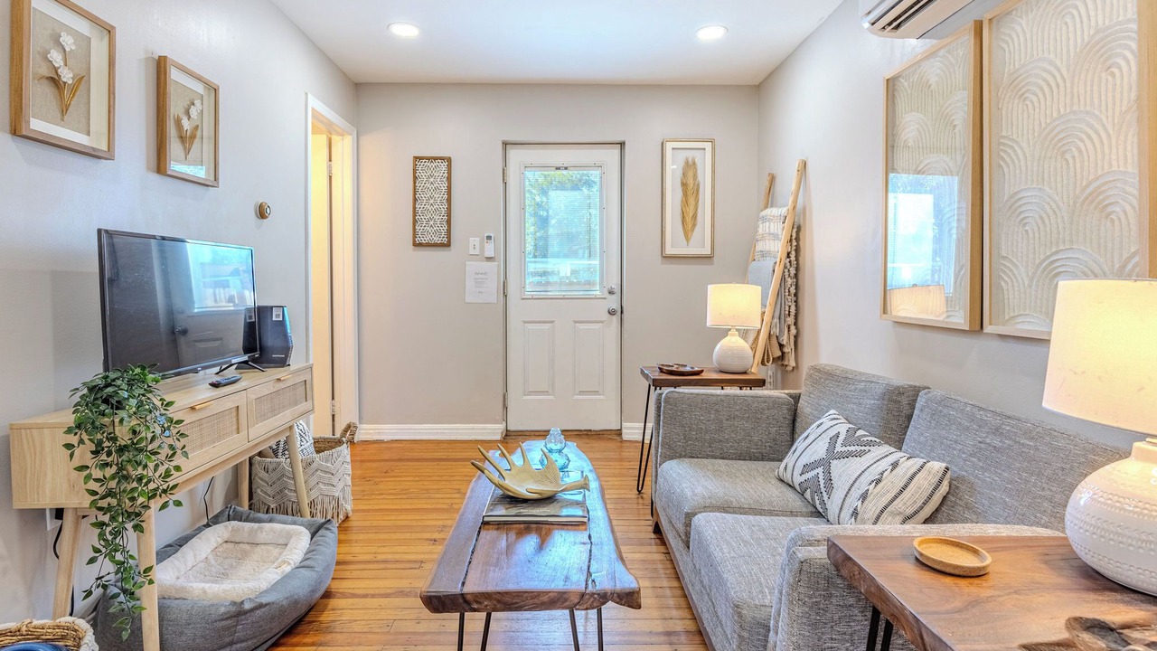 Photo of Livingroom in Downtown