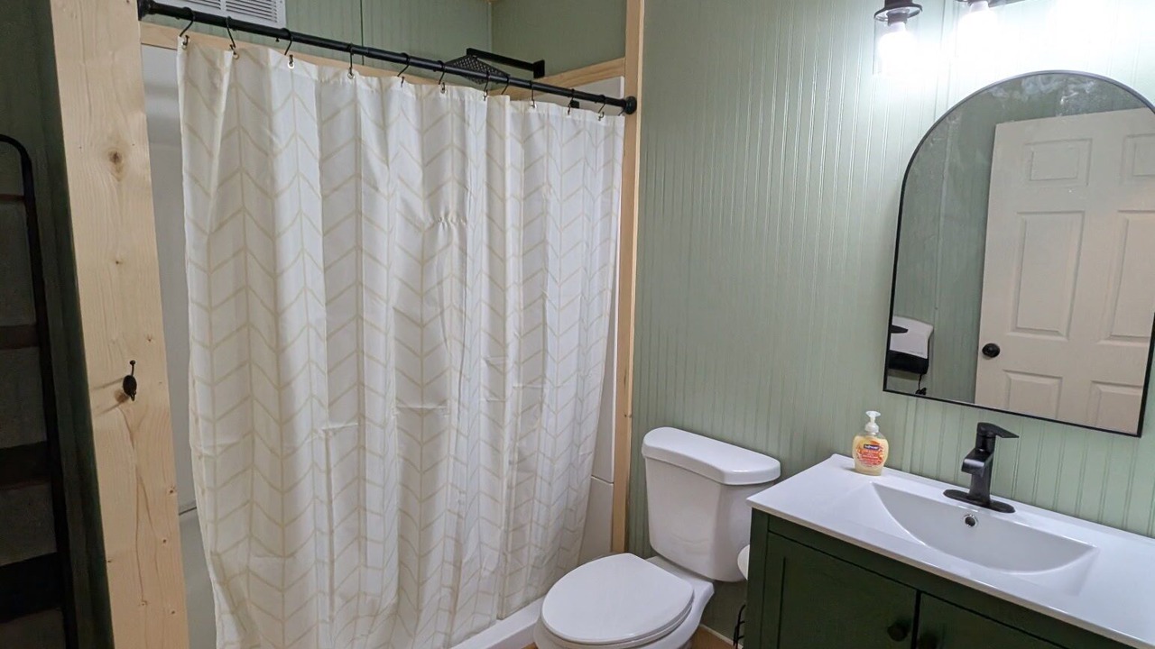 Photo of Bathroom in Peach Glen