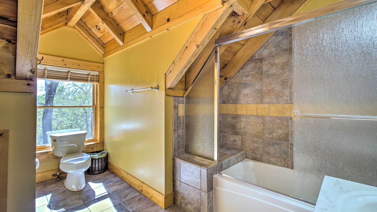 Photo of Bathroom in Calhoun