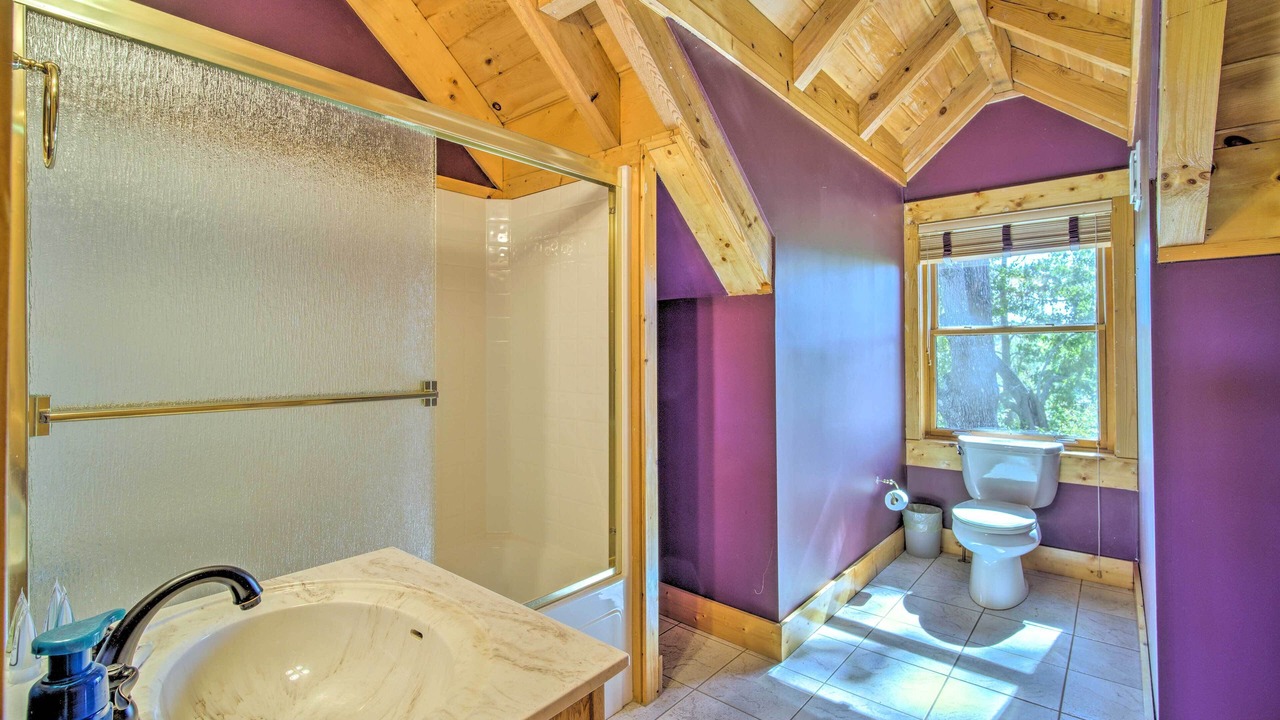 Photo of Bathroom in Calhoun