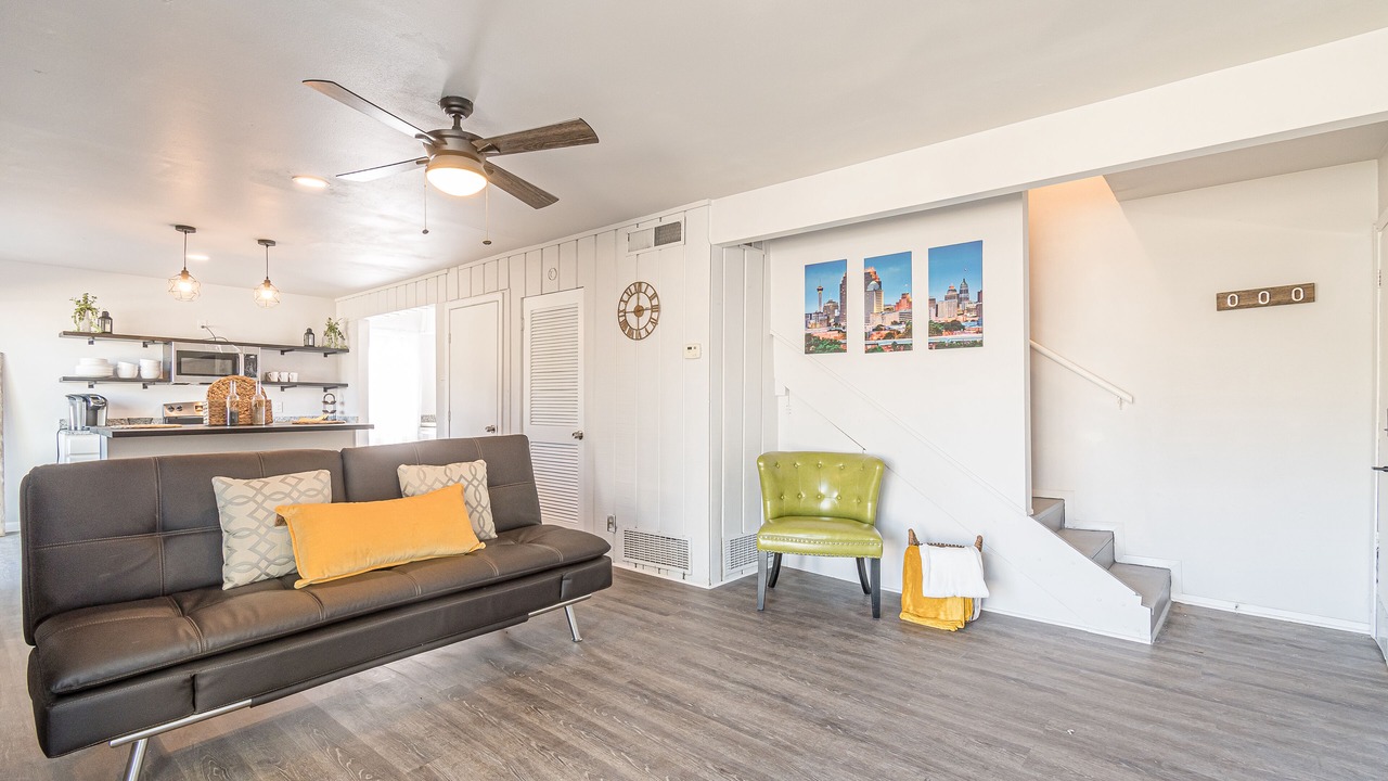 Photo of Livingroom in Mahncke Park