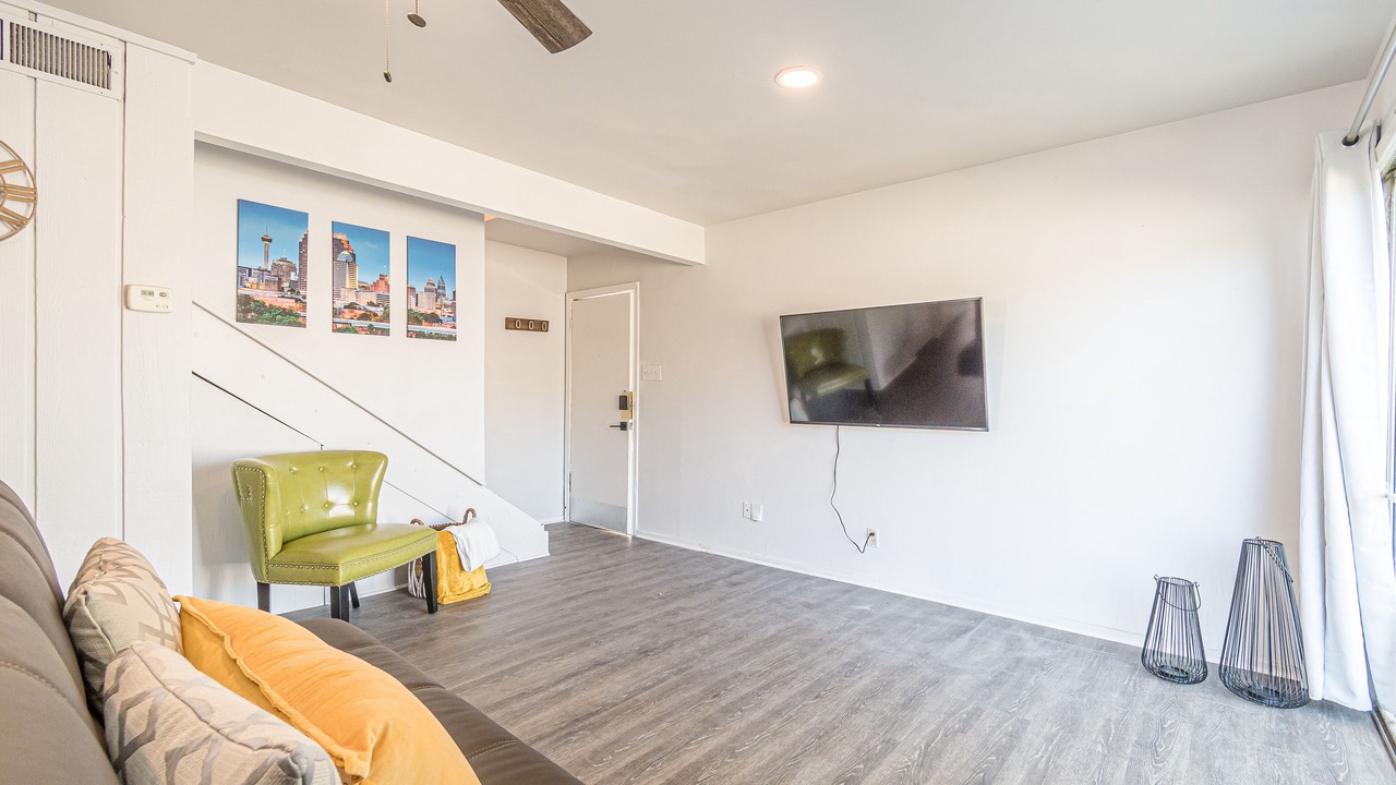Photo of Livingroom in Mahncke Park