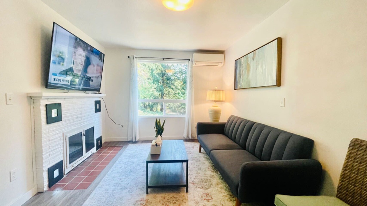 Photo of Livingroom in Haller Lake