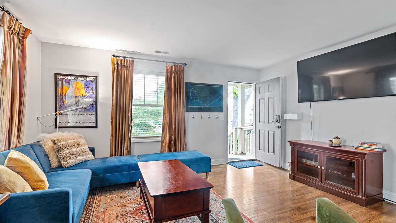 Photo of Livingroom in The Nations