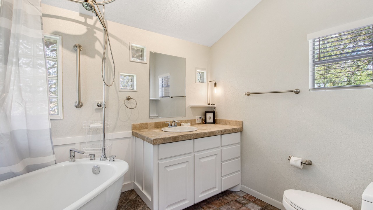 Photo of Bathroom in Buchanan Dam