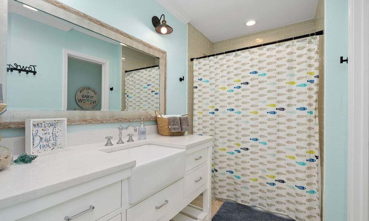 Photo of Bathroom in Pirates Beach