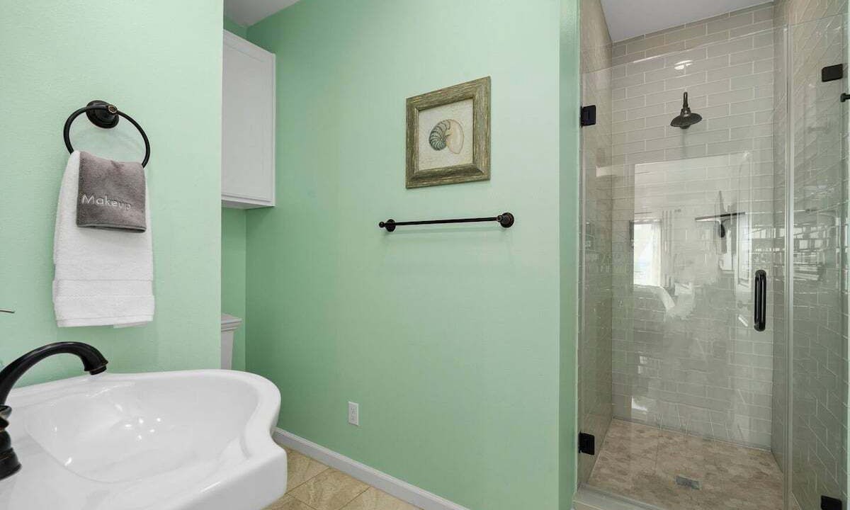 Photo of Bathroom in Pirates Beach