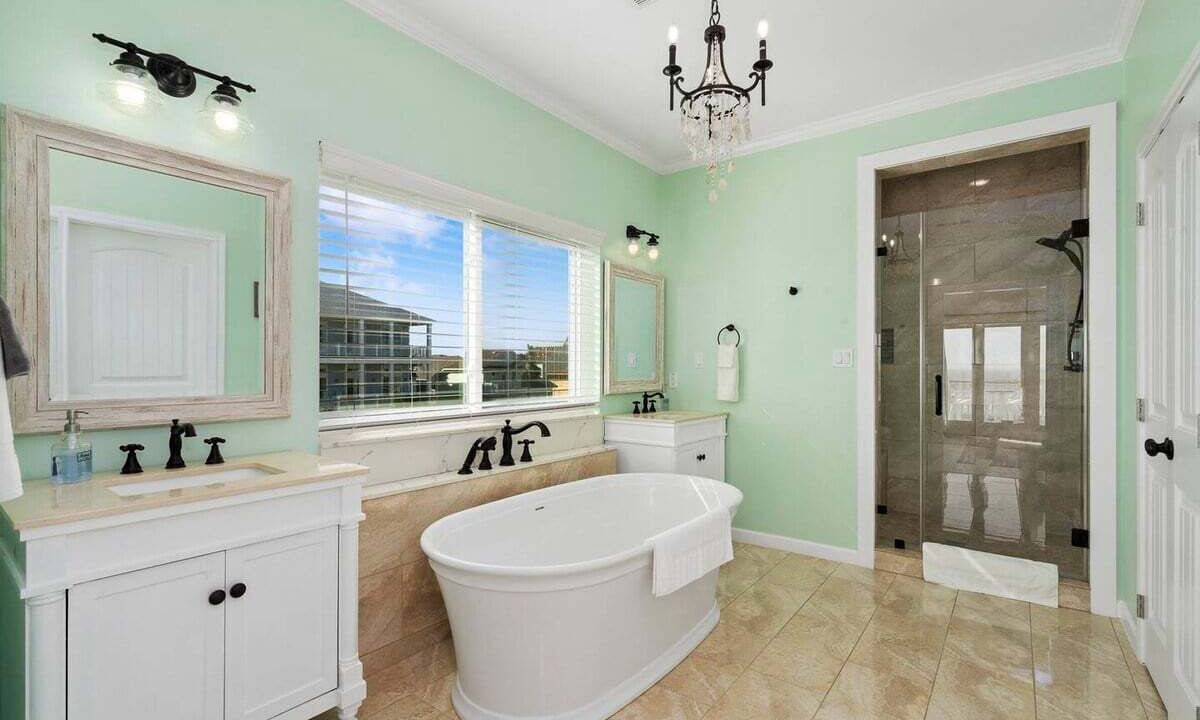 Photo of Bathroom in Pirates Beach