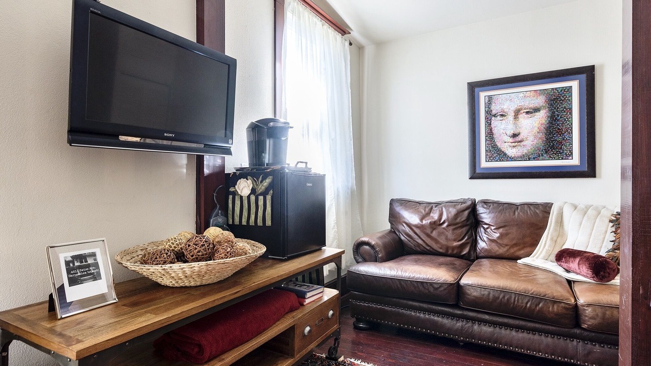 Photo of Livingroom in Peak's Suburban Addition