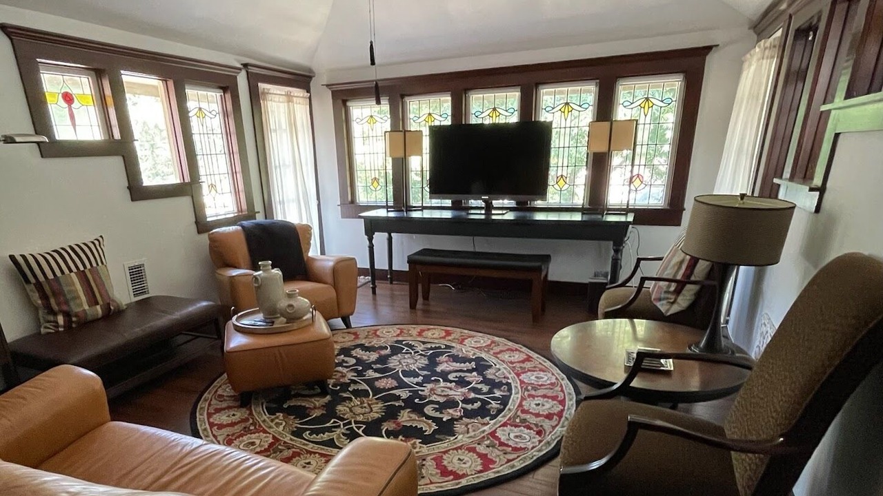 Photo of Livingroom in Peak's Suburban Addition